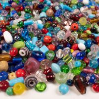 PlayBox: Set de mărgele de înșirat de 200 g, cu mărgele din sticlă în diferite culori și forme - p/l/PlayBox-Set-de-margele-de-insirat-de-200-g-cu-margele-din-sticla-in-diferite-culori-si-forme-1.jpg
