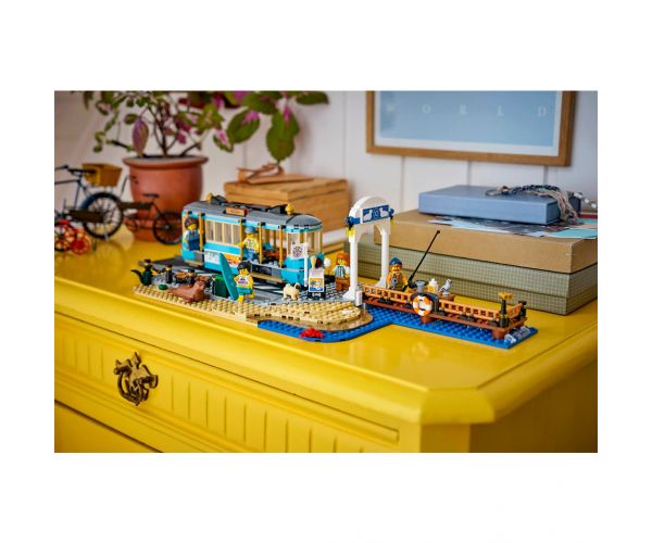 LEGO® City: Tramvai clasic pe plajă (60506)