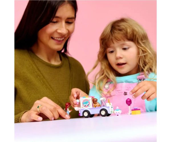 LEGO® Friends: Mașină de livrare cu tort cu unicorn (42675)