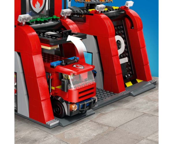 LEGO® City: Stația de pompieri și mașina de pompieri (60414)