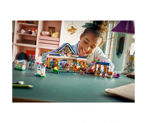 LEGO® Friends: Centru de echitație și școală de călărie (42688)