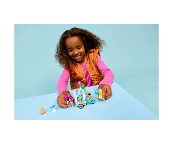 LEGO® Friends: Vânzător de înghețată și baloane (42692)