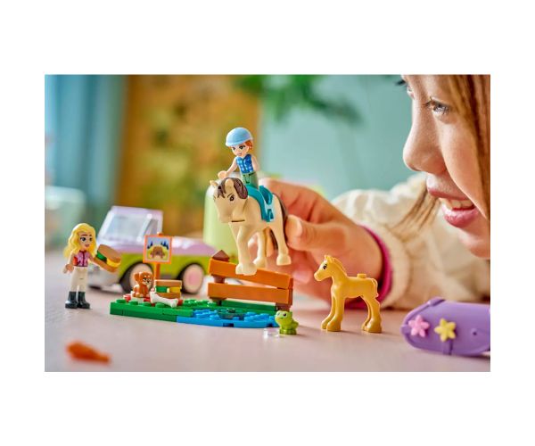 LEGO® Friends: Remorcă pentru cai și ponei (42695)