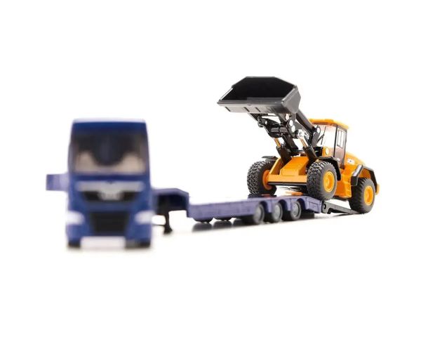 Camion SIKU MAN cu tractor JCB 1/87