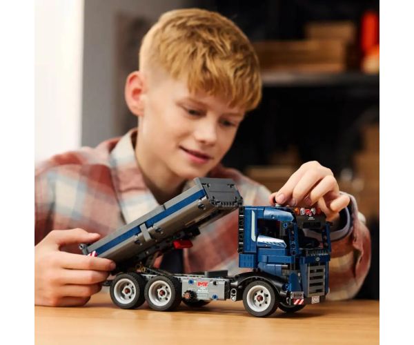 LEGO® Technic: Camion cu platformă basculantă (42203)