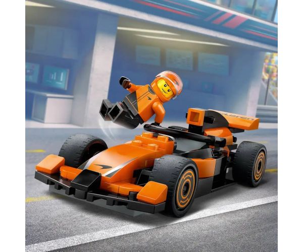LEGO® City: Pilot F1® cu mașină de curse McLaren (60442)