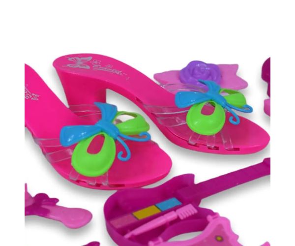 Set de frumusețe cu pantofi, machiaj și accesorii de coafură într-o geantă