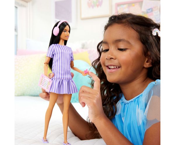 Barbie: Prietene Fashionista păpușă de modă stilată cu căști în rochie mov – Mattel