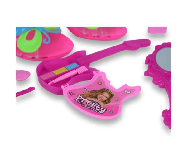 Set de frumusețe cu pantofi, machiaj și accesorii de coafură într-o geantă