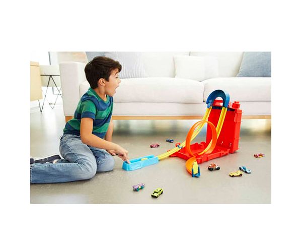 Set de pistă Hot Wheels Track Builder cu canistră de benzină - Mattel