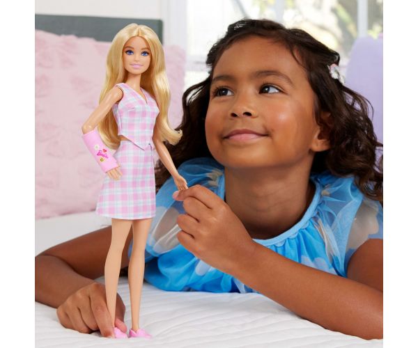 Barbie: Prietene Fashionista păpușă de modă stilată în rochie roz cu carouri – Mattel