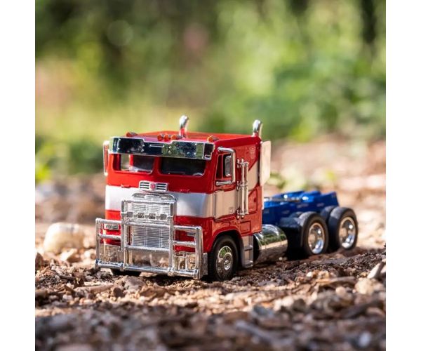 Transformers: Optimus Prime T7 Mașină metalică model 1/32 - Simba Toys