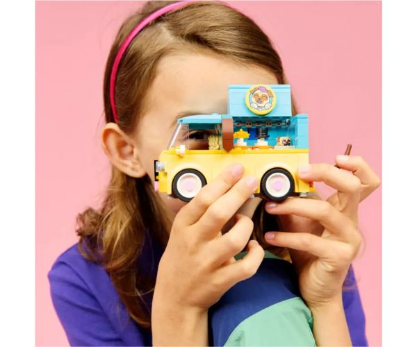 LEGO® Friends: Camion cu remorcă pentru animale de companie (42678)