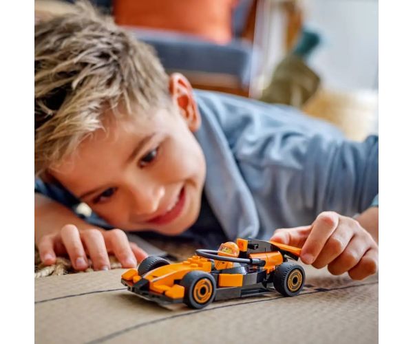 LEGO® City: Pilot F1® cu mașină de curse McLaren (60442)