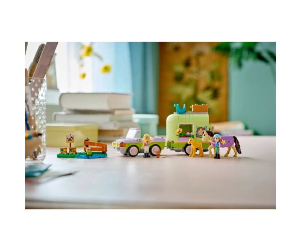 LEGO® Friends: Remorcă pentru cai și ponei (42695)
