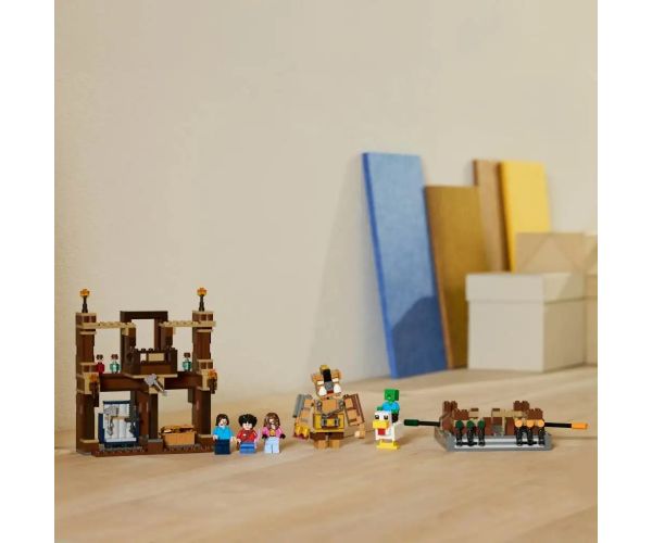LEGO® Minecraft: Arenă de luptă lângă casa din pădure (21272)