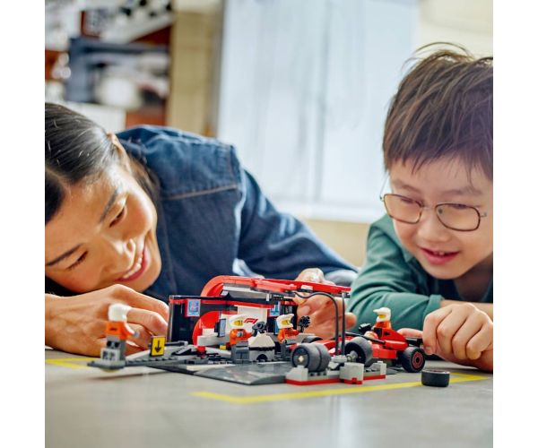 LEGO® City: Stradă de box F1® și echipaj, cu mașină Ferrari (60443)
