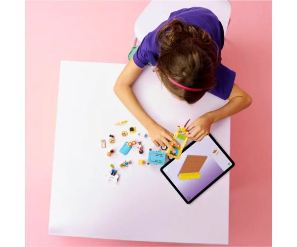 LEGO® Friends: Camion cu remorcă pentru animale de companie (42678)