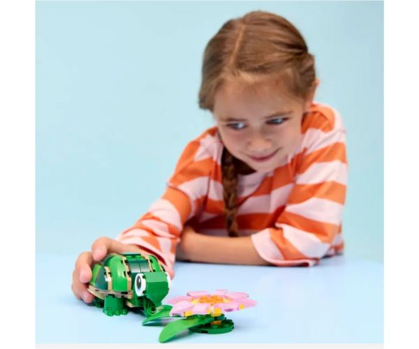 LEGO® Creator: Broască țestoasă cu o floare de nufăr (31377)