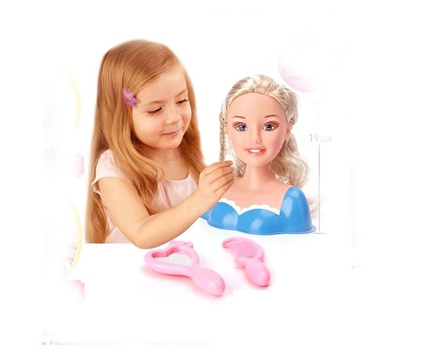 Cap de păpușă cu păr blond lung în două rochii diferite cu accesorii