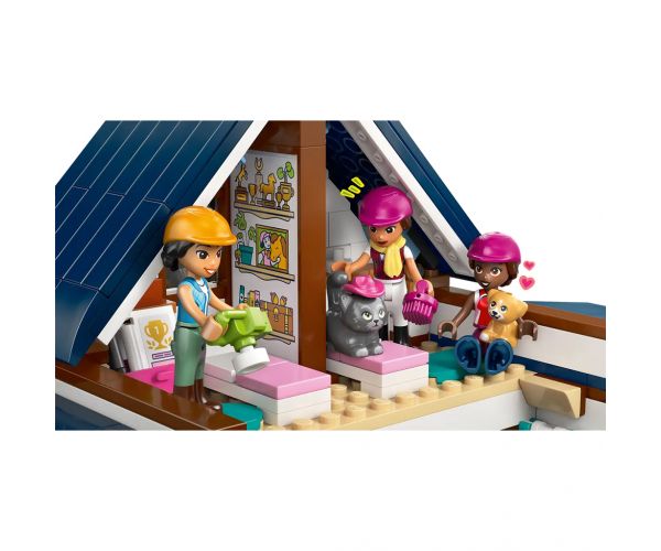 LEGO® Friends: Centru de echitație și școală de călărie (42688)