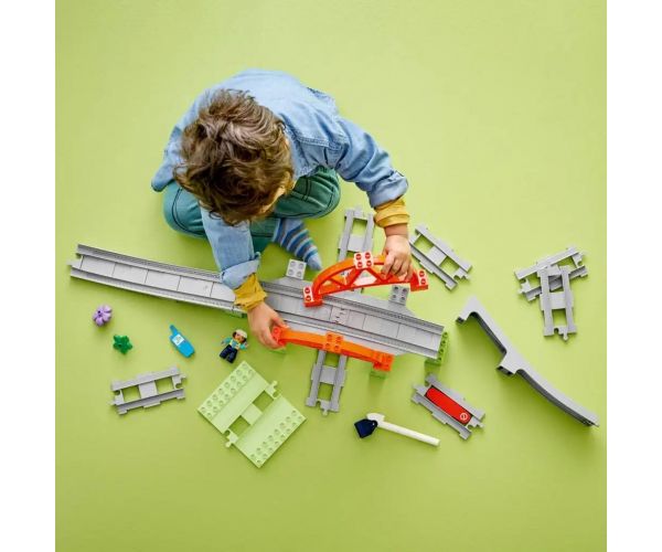 LEGO® DUPLO®: Set de accesorii pentru pod feroviar și șine (10426)