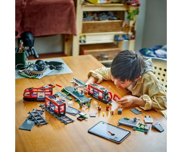 LEGO® City: Tramvai și stație din centrul orașului (60423)