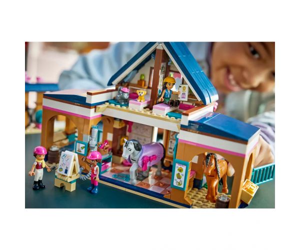 LEGO® Friends: Centru de echitație și școală de călărie (42688)