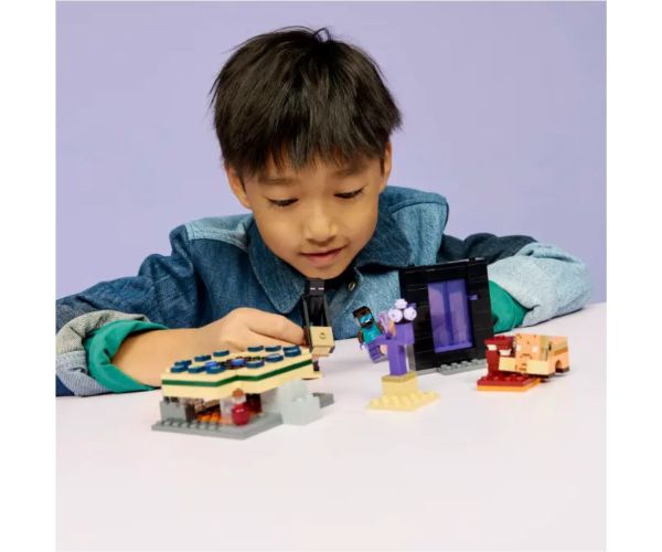 LEGO® Minecraft: Călătorie către Poarta Infernală și Portalul Final (21584)