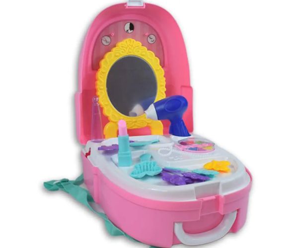 Set de frumusețe roz într-un rucsac cu machiaj, oglindă și accesorii