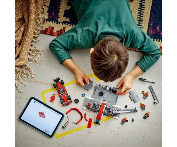 LEGO® City: Stradă de box F1® și echipaj, cu mașină Ferrari (60443)