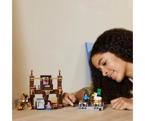 LEGO® Minecraft: Arenă de luptă lângă casa din pădure (21272)