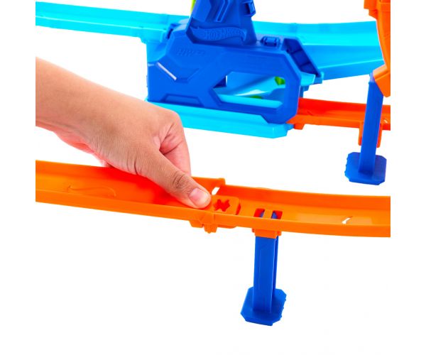 Hot Wheels: Set de pistă pentru cascadorii cu dublă buclă - Mattel