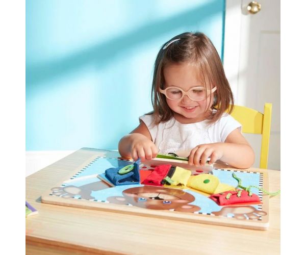 Joc educativ din lemn pentru dezvoltarea abilităților de bază cu ursuleț - Melissa & Doug