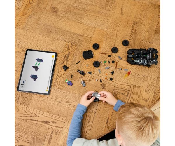 LEGO® Batman: Batman™ Tumbler vs. Kétarc™ és Joker™ (76303)