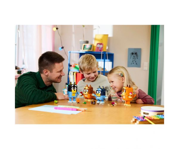 LEGO® Bluey™: Familia lui Bluey din cărămizi (11217)
