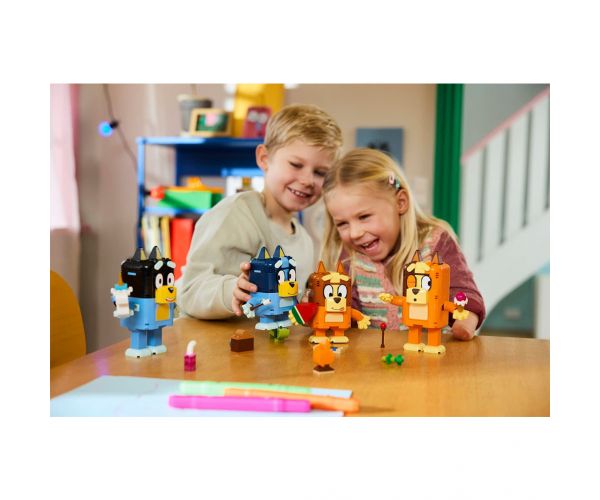 LEGO® Bluey™: Familia lui Bluey din cărămizi (11217)