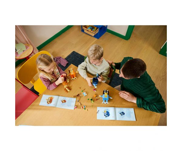 LEGO® Bluey™: Familia lui Bluey din cărămizi (11217)