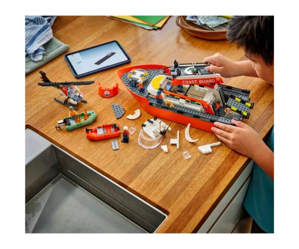 LEGO® City: Barca de salvare a gărzilor de coastă și elicopter (60504)