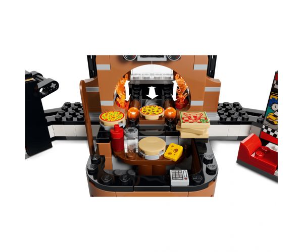 LEGO® City: Pizzerie cu vehicule de livrare (60496)