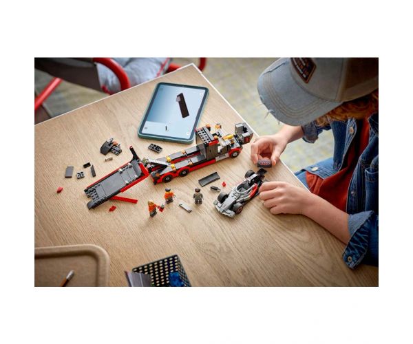 LEGO® City: camion F1® cu o mașină de curse Audi F1® (60493)