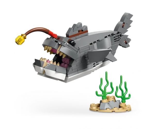LEGO® Creator: Rechin periculos cu un cufăr de comori (31381)
