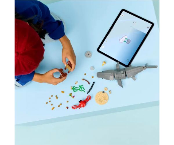LEGO® Creator: Rechin periculos cu un cufăr de comori (31381)