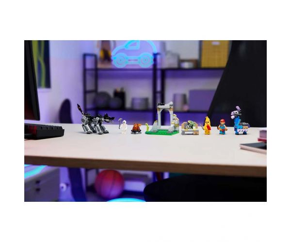 LEGO® Fortnite: Peely és Sparkplug táborhelye (77075)