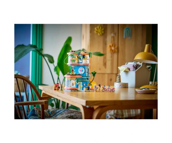 LEGO® Friends: Clubul din Heartlake City (42689)