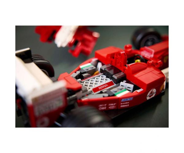 LEGO® Icons: Ferrari F2004 și Michael Schumacher (11375)