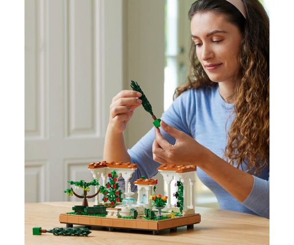LEGO® Icons: Kert szökőkutakkal (10359)