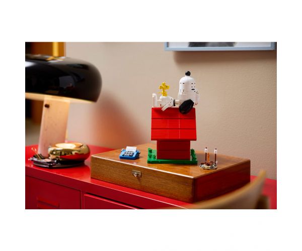 LEGO® Ideas: Peanuts: Căsuța lui Snoopy (21368)
