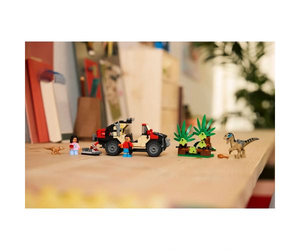 LEGO® Jurassic World: Evadarea cu vehiculul de teren de raptor (76972)