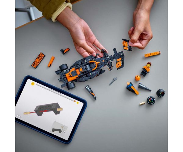 LEGO® Speed Champions: Mașina de curse McLaren F1® Team MCL38 (77251)